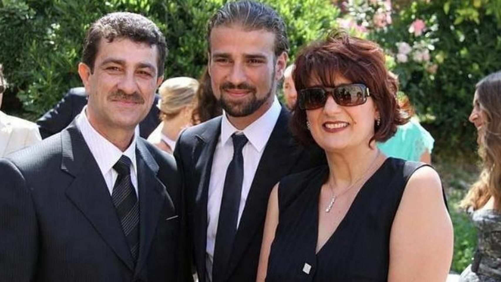 Mario Biondo, en el centro, junto a sus padres.