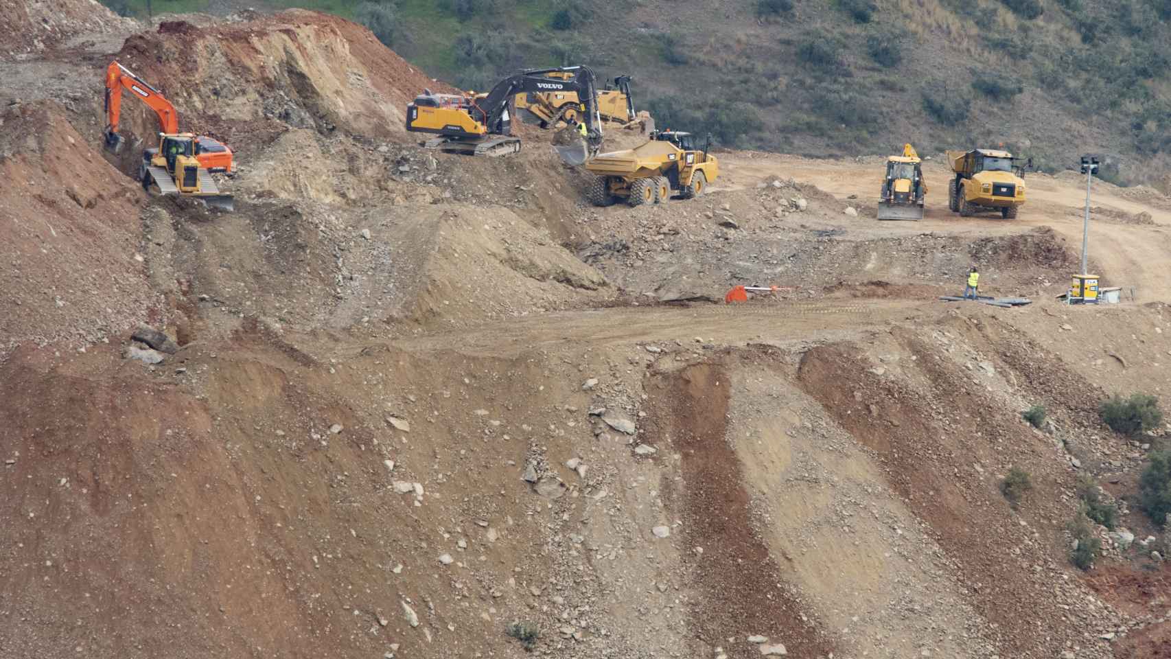 Los operarios han realizado un desmonte de 25 metros antes de empezar a perforar los dos túneles verticales por los que deberán acceder los mineros asturianos.