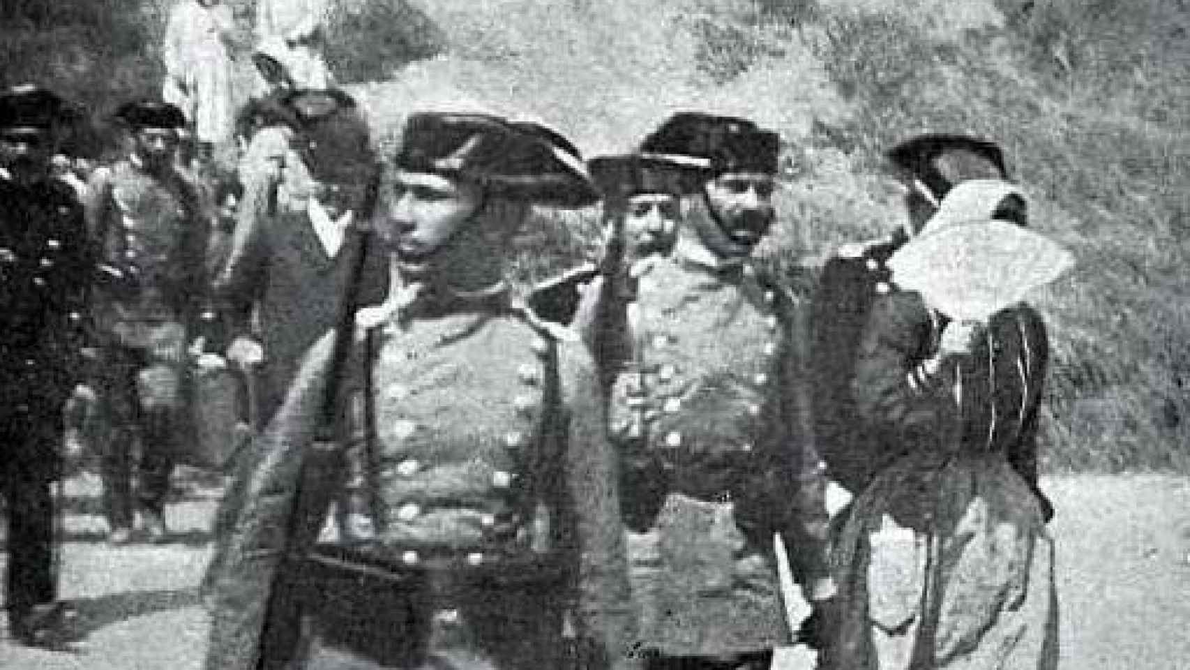 Cecilia Aznar, a la derecha tapándose la cara, tras su detención.