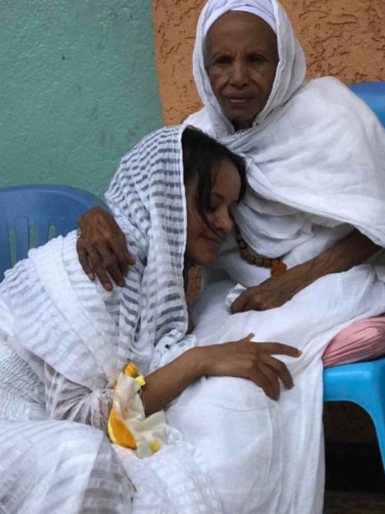 En la imagen, Eyerus junto a un familiar en Etiopía.