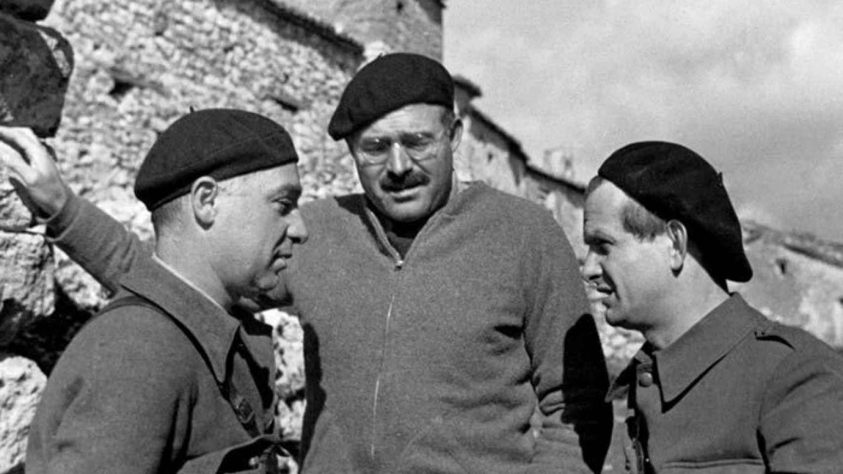 Ilya Ehrenburg, corresponsal de 'Izvestia', Ernest Hemingway y el brigadista alemán Gustav Regler en España en 1937.