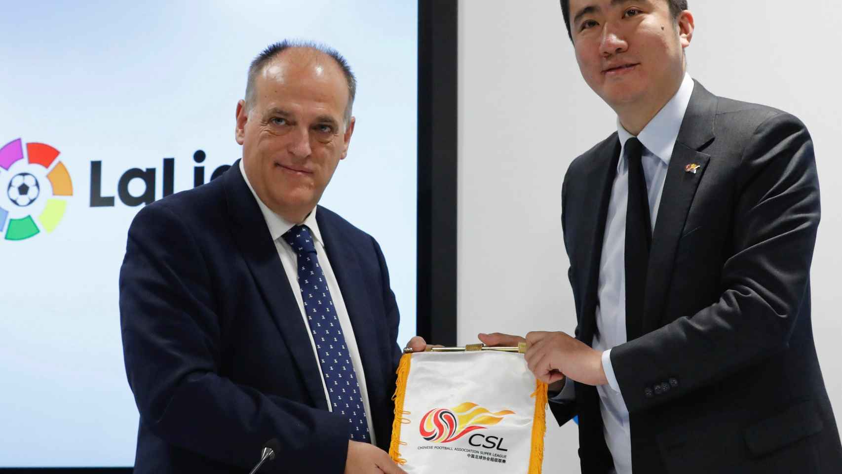 El presidente de La Liga, Javier Tebas, y Li Yuyi, presidente de la Superliga de China, durante la firma de un acuerdo de colaboración