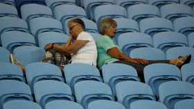 Dos espectadores dormidos durante el partido de Muguruza y Konta.