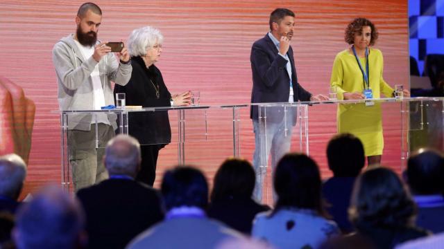 Jaume VIves, primero por la izquierda, participabaó en una mesa redonda sobre el futuro de Cataluña.