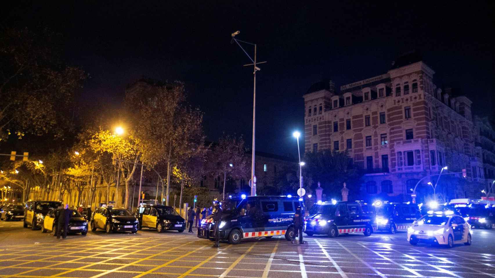 Dispositivo policial de los Mossos por el paro indefinido de los taxistas, esta noche en Barcelona.