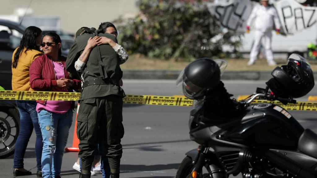 Dos policías se abrazan a escasos metros de lugar de la detonación