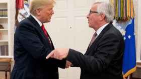 Juncker saluda a Trump durante su visita a la Casa Blanca en julio