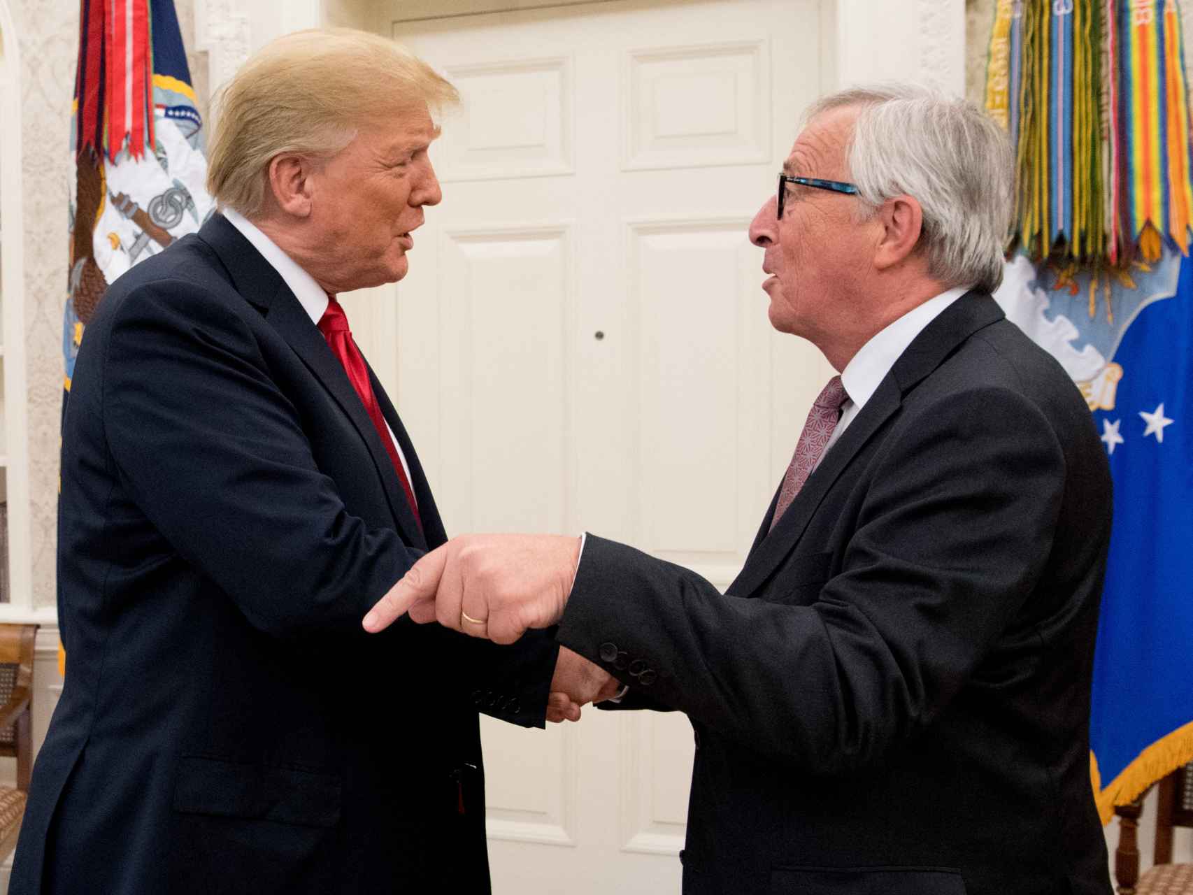 Juncker saluda a Trump durante su visita a la Casa Blanca en julio