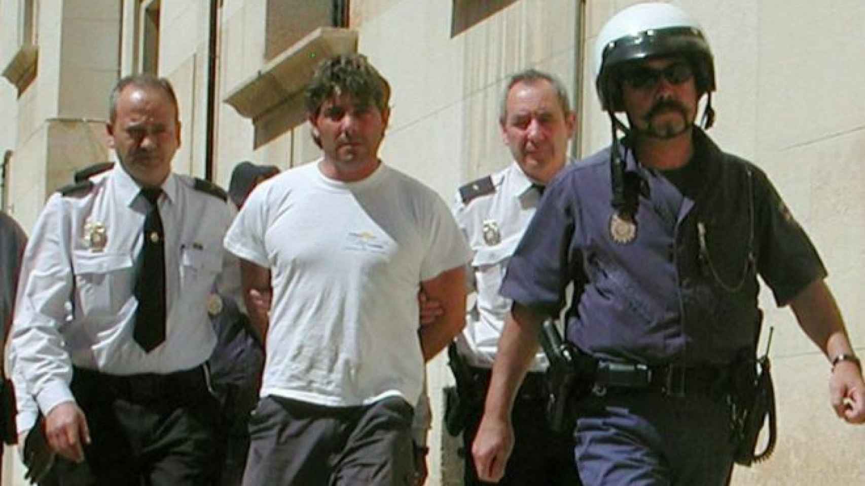 Salvador Calvo, esposado tras matar a su mujer en 2003.