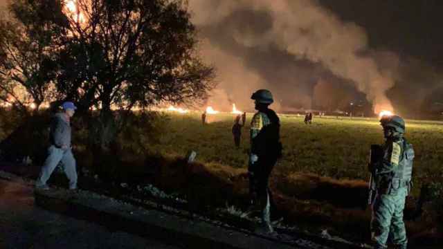 El personal militar observa cómo las llamas envuelven un campo en el municipio de Tlahuelilpan, Hidalgo.