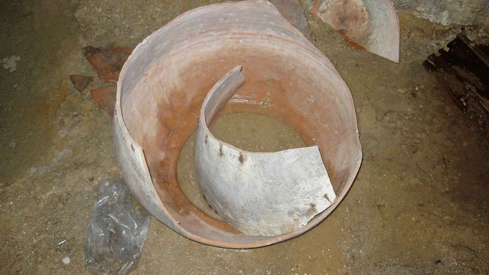 Una recipiente de cerámica, uno de los objetos hallados en el refugio.