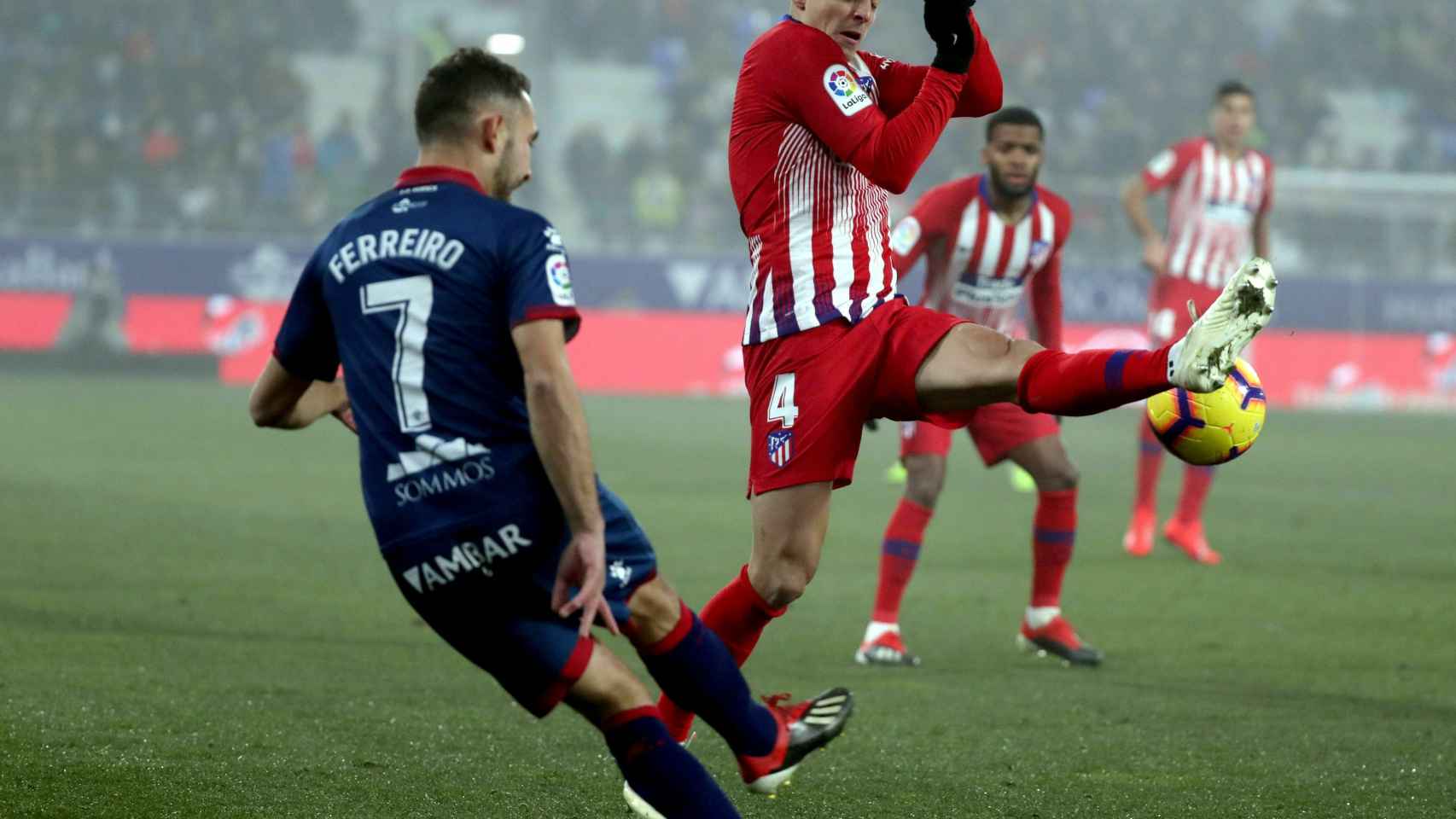 Ferreiro despeja frente a Arias en el Huesca - Atlético de La Liga