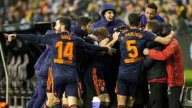 Los jugadores del Valencia se abrazan tras un gol marcado al Celta