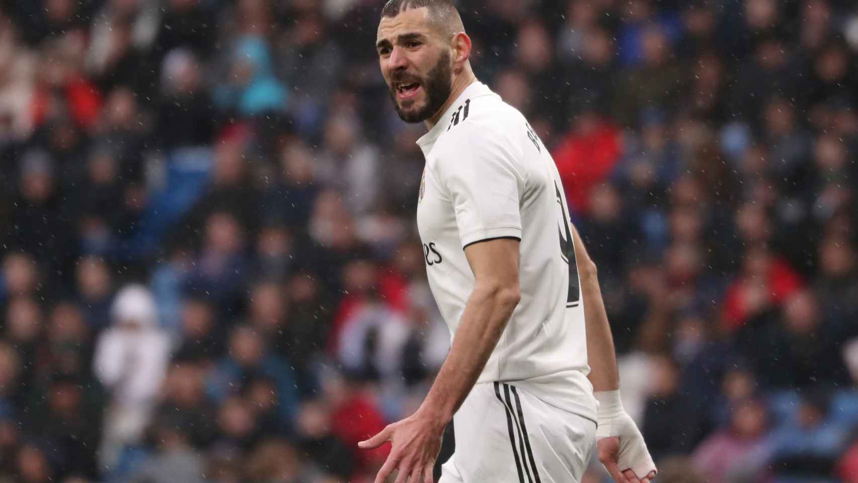 Karim Benzema protesta tras una jugada del Real Madrid