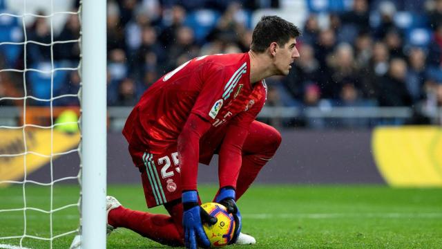 Courtois detiene un balón casi al borde de la línea