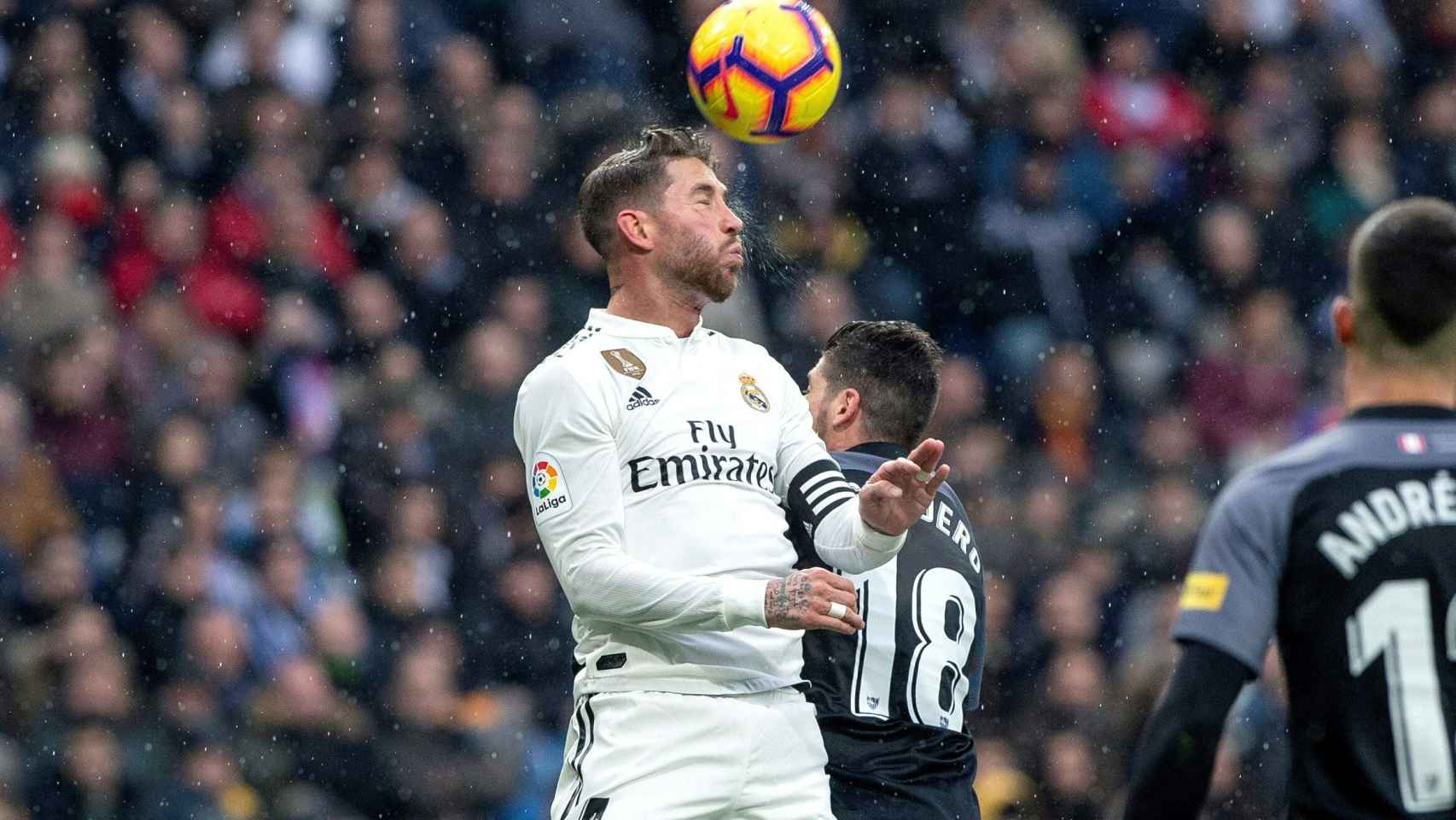 Sergio Ramos se impone en un balón aéreo