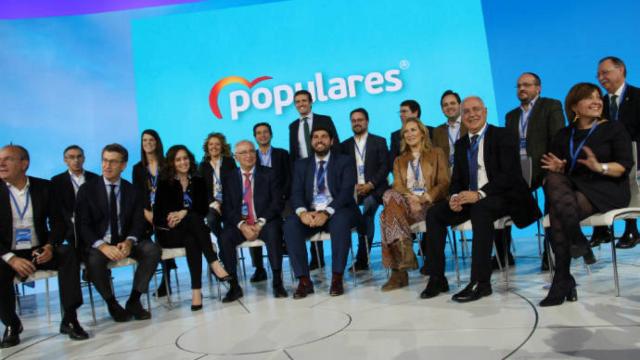 Núñez, junto al Casado y al resto de barones populares