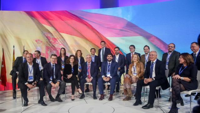 Pablo Casado posa con los candidatos y líderes autonómicos del PP en la Convención del partido.