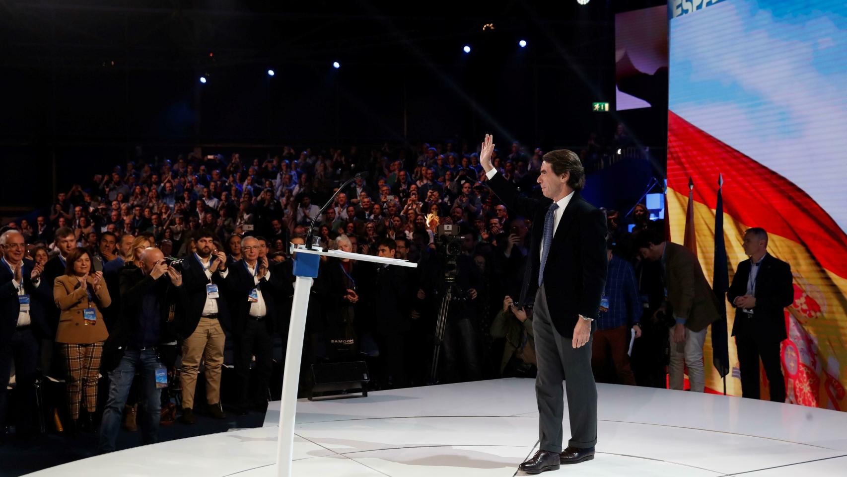 José María Aznar saluda a los asistentes a la Convención Nacional del PP.