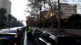 Los vehículos cortan la avenida barcelonesa
