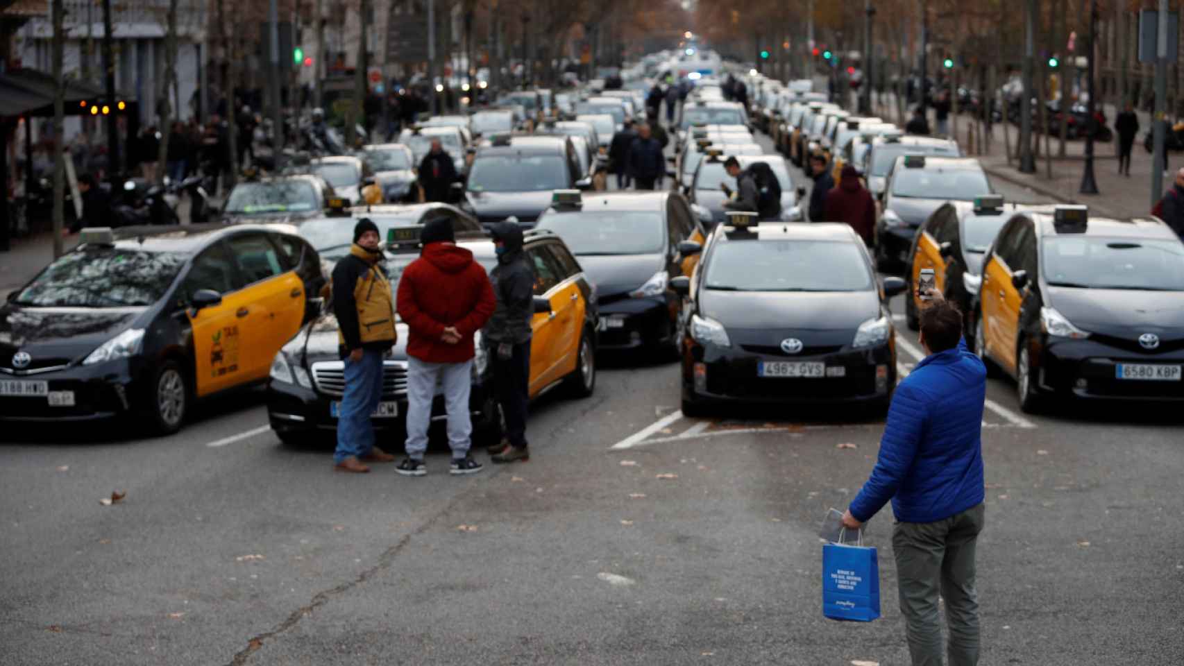 Los taxistas del área metropolitana en la confluencia de la Gran Vía con el Passeig de Gràcia.