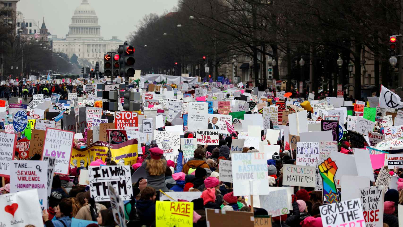 Miles de personas protestan en la Marcha de Mujeres contra Trump