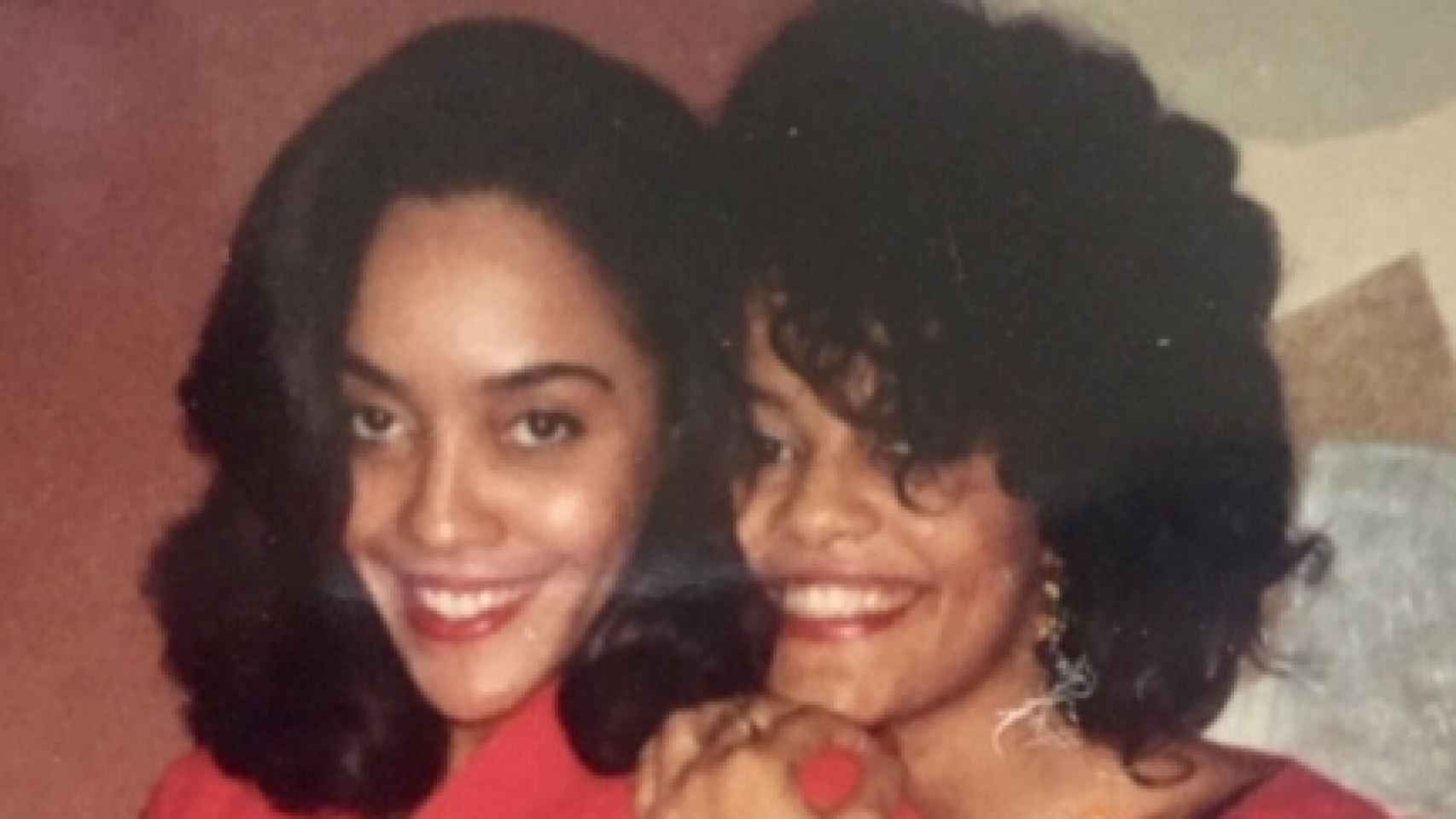 Deborah y su hermana Sharon en 1992