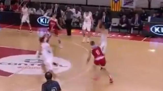 Sergio Llull lanza un triple ante el Manresa