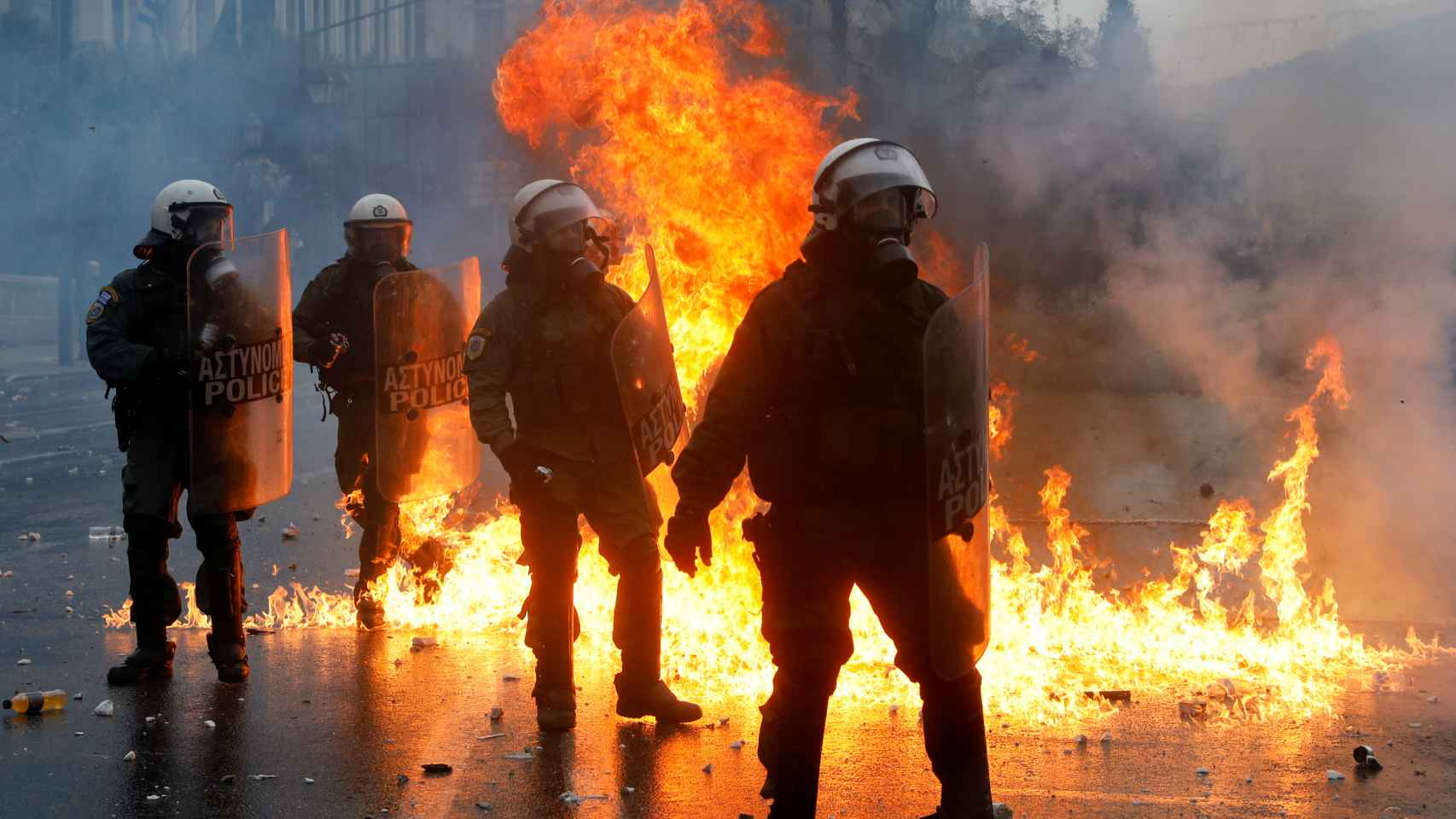 Policías intentan sofocar los disturbios en Atenas