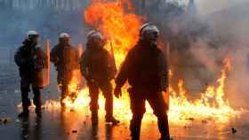Policías intentan sofocar los disturbios en Atenas