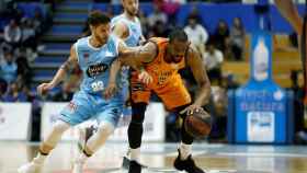 Christian Díaz impide el avance de Will Thomas en el Cafés Candelas Breogan - Valencia Basket