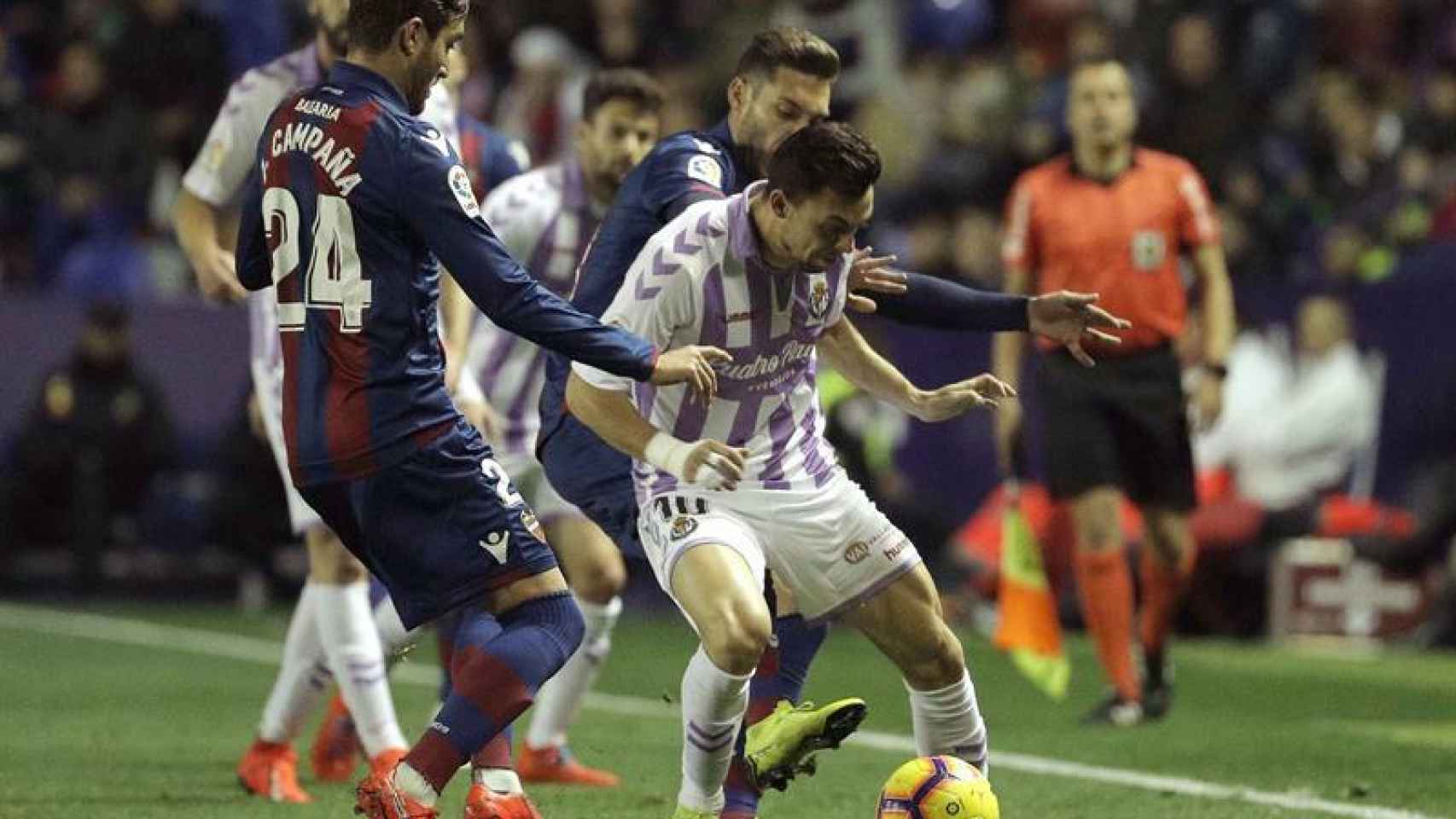 Óscar Plano, del Real Valladolid, disputa un balón en el encuentro ante el Levante