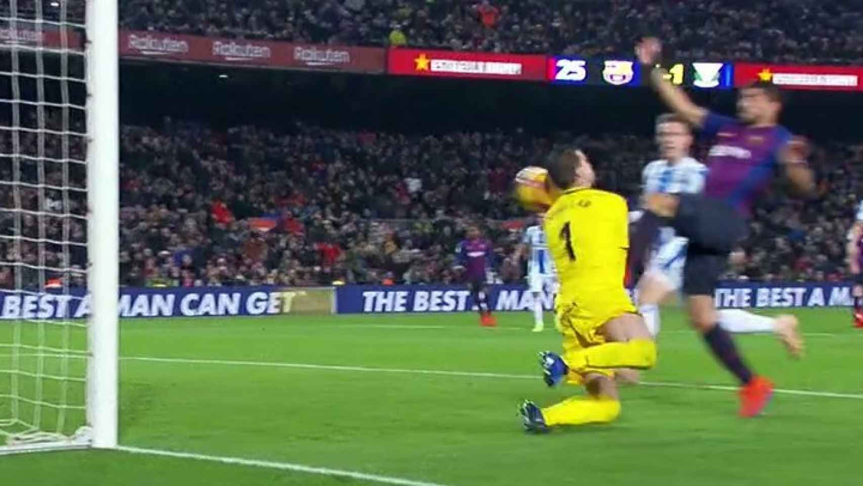 Luis Suárez choca con Cuéllar en la jugada de su gol. Foto: Twitter (@elchiringuitotv)