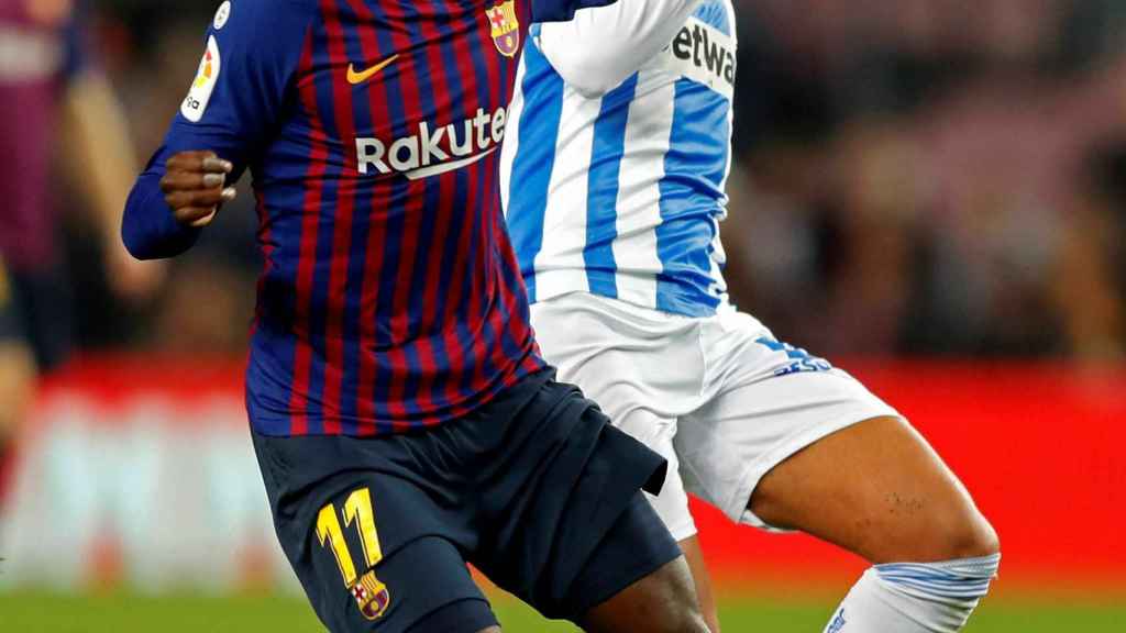 Recio disputa un balón con Dembélé en el Camp Nou