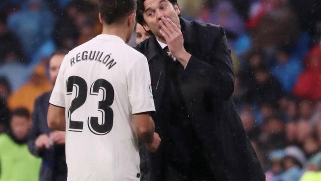 Reguilón y Solari dialogando durante un partido