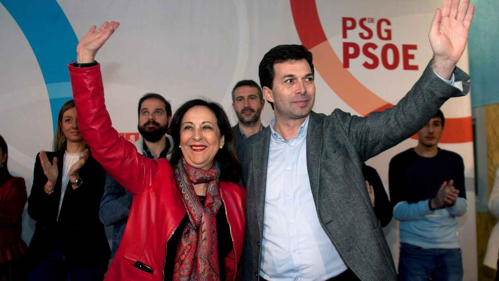 La ministra de Defensa, Margarita Robles, y el secretario general del PSdeG, Gonzalo Caballero, este domingo en Pontevedra