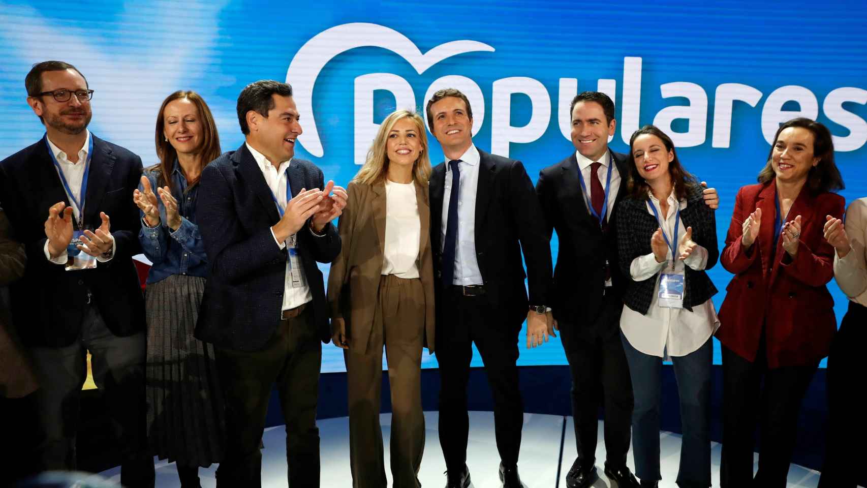Pablo Casado y su mujer, Isabel Torres, junto Juanma Moreno y Teodoro García Egea, entre otros, en el escenario de la Convención del PP.