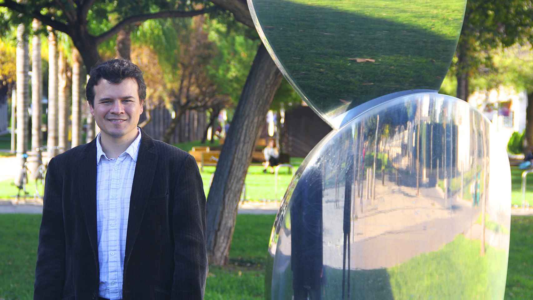 El científico español, en la actualidad en el MIT, Pablo Jarillo-Herrero posa en el campus de la Universidad Politécnica de Valencia, donde estudió.