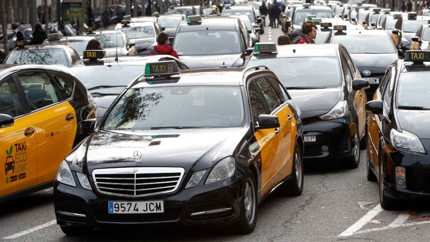 Los taxistas ocupan la Gran Vía de Barcelona contra la normativa de los VTC.