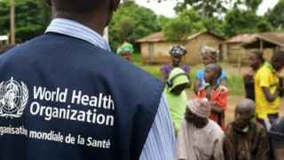 Un trabajador de la Organización Mundial de la Salud supervisa a una población