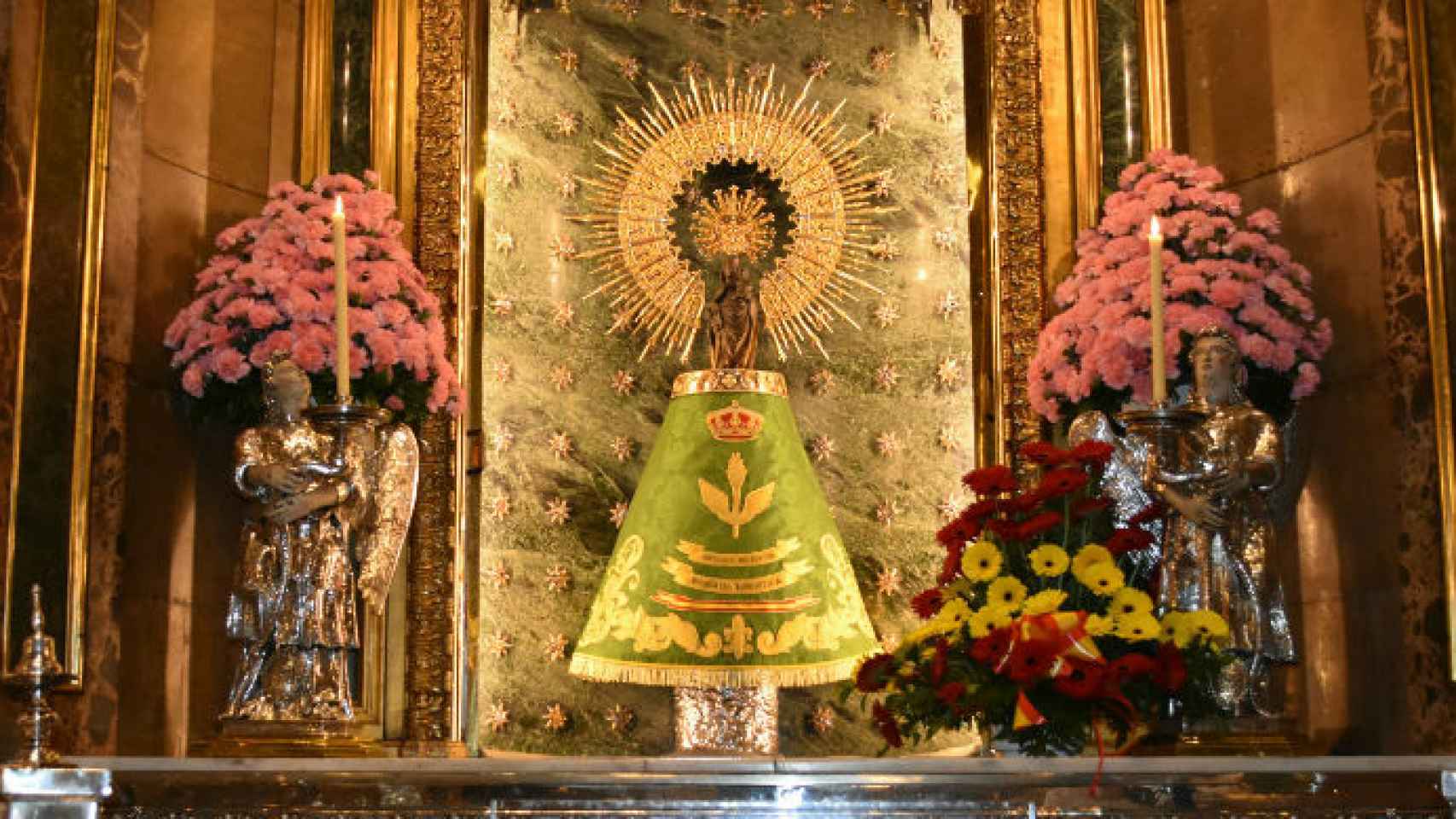 La imagen de la Virgen del Pilar, con su nuevo manto.