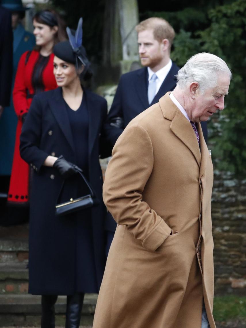 Meghan Markle y el príncipe Harry de fondo, y el duque de Edimburgo en un primer plano.