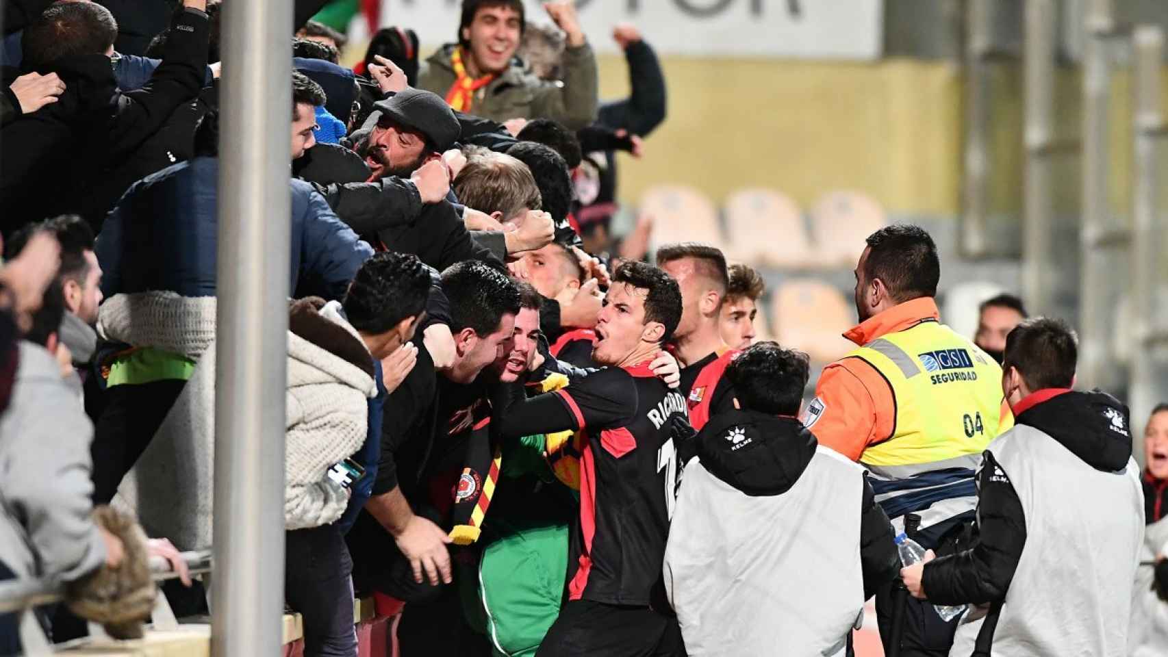 Los jugadores del Reus celebran un gol con su afición