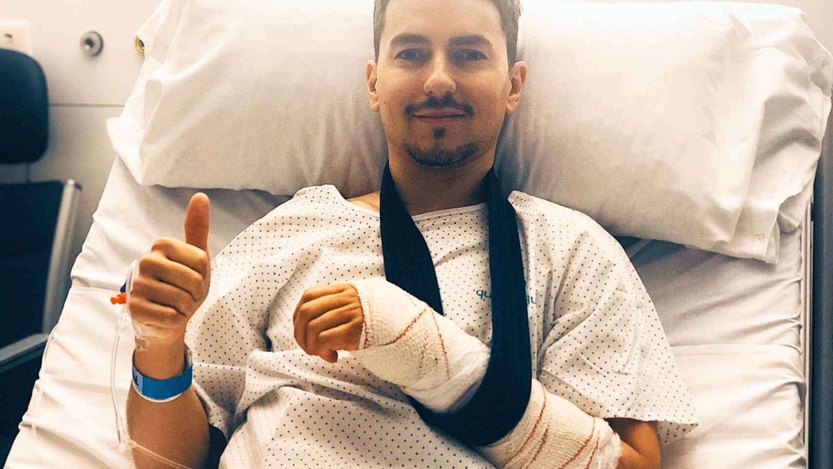 Jorge Lorenzo, tras ser operado de una fractura en el escafoides de su muñeca izquierda.