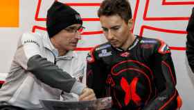 Jorge Lorenzo junto a Ramon Aurín, su ingeniero de pista en el equipo Repsol Honda.