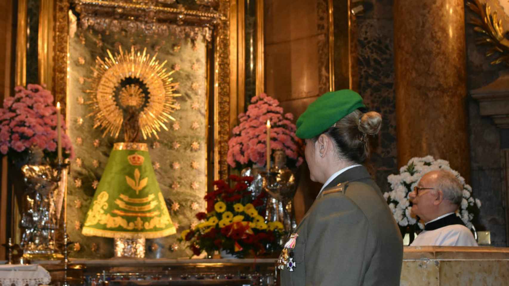Una militar frente a la Virgen del Pilar vestida con el manto del Ejército.