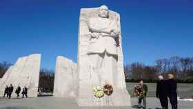 El presidente de EEUU, Donald Trump, y su vicepresidente, Mike Pence, este lunes en su visita al monumento de Martin Luther King Jr.