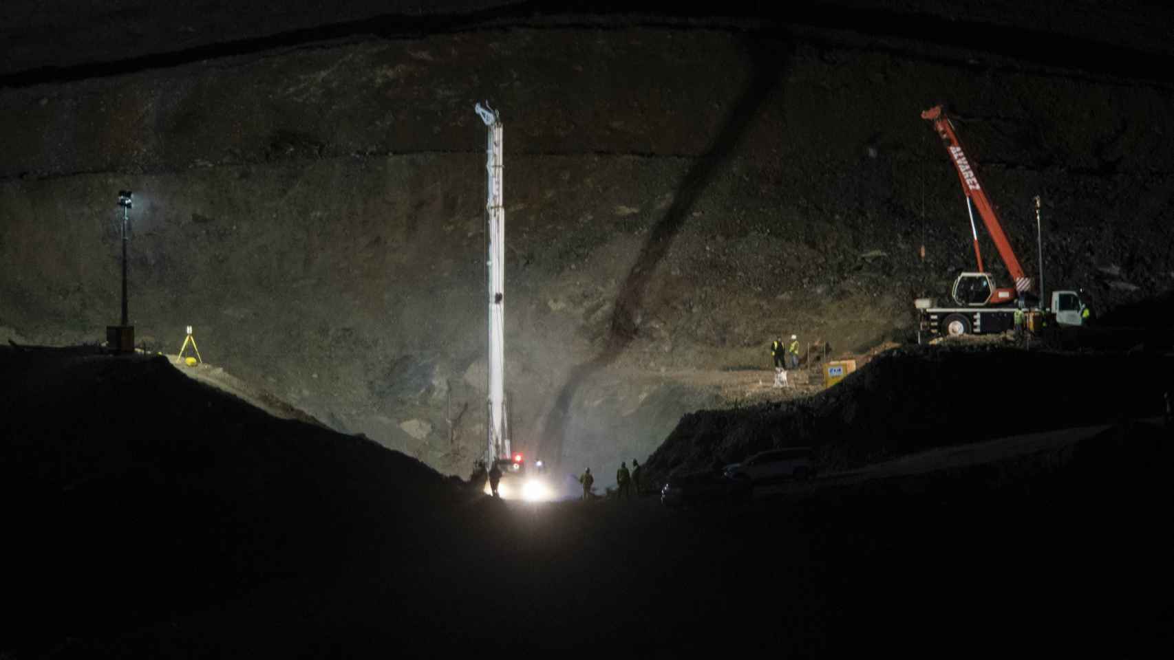 A última hora del lunes, las máquinas seguían trabajando para cavar el pozo paralelo por el que bajarán los mineros.