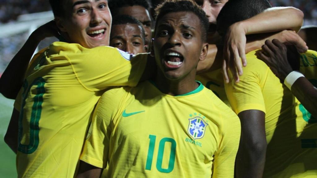 Rodrygo, junto a sus compañeros de Selección. Foto: Twitter (@Sub20Chile2019)