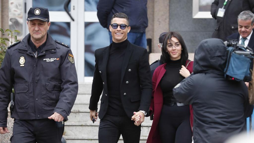 Cristiano Ronaldo y Georgina Rodríguez a su salida de la Audiencia Provincial de Madrid.